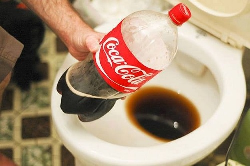 tẩy bồn cầu bằng Coca