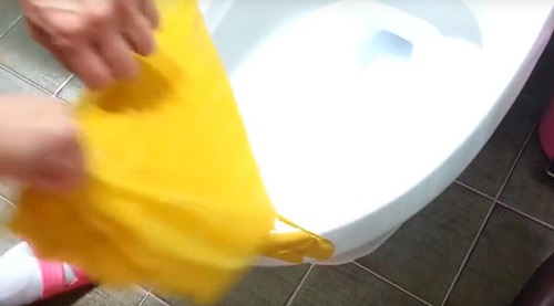 cách chữa tắc bồn cầu bằng băng dính