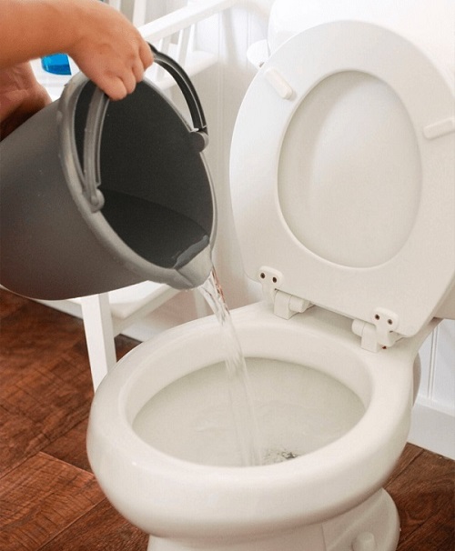 cách chữa tắc bồn cầu bằng băng dính