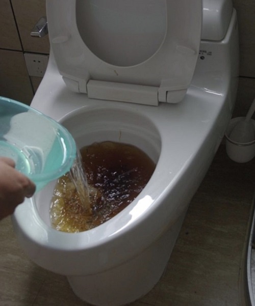 Cách làm thông bồn cầu khi bị tắc